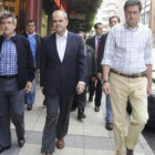 Francisco Fernández, Manuel Chaves y Óscar López, antes del acto del PSOE.