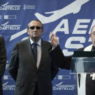 El obispo de Segorbe-Castellón, Casimiro López, junto a Francisco Camps y Carlos Fabra en marzo del 2011 en la inauguración del aeropuerto de Castellón --que casi tres años después sigue sin funcionar-.