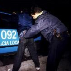 Imagen de archivo en la que un policía cachea a un sospechoso