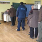 El ex pedáneo contemplando a los vecinos que firmaron en primavera contra su gestión.