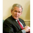 George Bush observa a su interlocutor durante la entrevista concedida