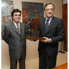 Florentino Pérez, junto al presidente de la Peña Madridista El Bierzo.