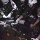 El equipo de rescate traslada a uno de los niños atrapados en la cueva de Tailandia, el pasado 11 de julio.