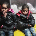 Dos niñas sirias evacuadas de Guta, en las afueras de Damasco.