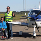 Un discapacitado del CRE se dispone a iniciar su jornada de bautizo de vuelo junto a un piloto de la Academia Básica del Aire
