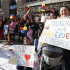 Los venezolanos que viven en León se concentraron ayer en la plaza de Botines.