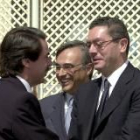 Aznar saluda a Alberto Ruiz-Gallardón, el último en salir a la palestra de los posibles sucesores