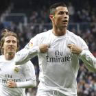 Cristiano Ronaldo celebra su segundo gol ante la Real Sociedad señalando su camiseta.