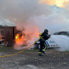 Los bomberos, en un momento de la intervención. LUIS CANAL