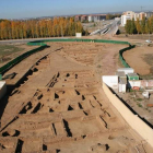 Vista de la ciudad romana de Puente Castro y, al final, el vial que, para conectar este barrio y La Lastra, pasa sobre los vestigios.