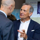 Carlos Martínez conversa con Juan Carlos Izpisúa. INÉS POVEDA