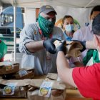 El chef José Andres sirve comida con su oenegé. KAI FÖRSTERLING