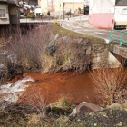 El agua del río Tremor bajaba ayer contaminada por el vertido, a la altura de Tremor de Arriba. DL