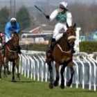 El jinete ganador Barry Geraghty, saluda gozoso por su triunfo