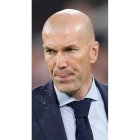 Carvajal, que acabó lesionado, intenta controlar el balón ante James Rodríguez. WITTEK