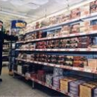 Un hombre escogiendo productos de Navidad en un supermercado