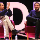 Pablo Iglesias aplaude a Albano Dante Fachin en un acto el pasado febrero en Sant Feliu de Llobregat.