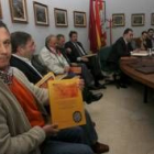 Los alcaldes y concejales de Villaturiel y Valdefrresno durante la presentación del libro