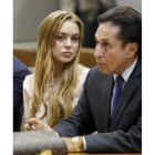 Lohan y su abogado, ayer ante el juez.