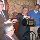 Ángel González, Rafael Escobar (con el bombo de castañero) y Eduardo Fernández, ayer en el CIT.