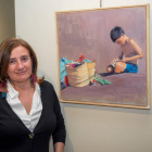 La artista Ana Prieto García, durante la inauguración de su exposición, y una de las obras que la integran. V. GARCÍA/ DL
