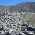 Muralla del recinto superior del castro ubicado en el lugar conocido como Campo Ciudad; al fondo, la reconocible mole de Peñacorada..