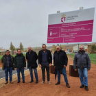 Los responsables del proyecto junto a las autoridades locales. DL