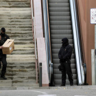 Los mossos portan parte del material incautado.