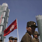 Un grupo de soldados norcoreanos caminan por la avenida Ryomyong donde se ha inaugurado un complejo de altos y modernos edificios.