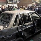 Ciudadanos egipcios, en el lugar de la explosión, junto a una academia de policía, este sábado.
