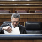 El ministro de Justicia, Alberto Ruiz-Gallardón, espera en su escaño el inicio del pleno.