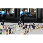 La policía y personal de limpieza en los restos de un botellón