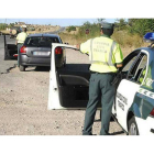 Un guardia civil prepara un control de velocidad en una carretera extremeña