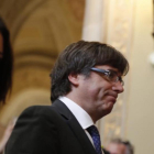 Carles Puigdemont y su esposa, Marcela Topor, en el Parlament