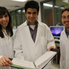 Elena Verdu (jefa del laboratorio), Alberto Caminero y Justin McCarville, otro estudiante de doctorado en Canadá. DL