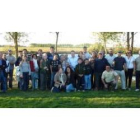 Un nutrido grupo de aficionados a la pesca en la inauguración del lago Monte de Jabares.