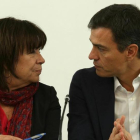 Pedro Sánchez charla con Cristina Narbona, presidenta del PSOE, este miércoles en la sede del partido.