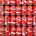 Latas de Coca-cola dispuestas para ser distribuidas.