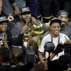 LeBron James celebra con sus dos hijos la victoria de Cleveland en la NBA.