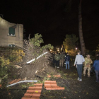 Vecinos de Cesano, a 30 kilómetros de Roma, contemplan los daños causados por el temporal, este domingo.