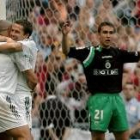 Owen y Ronaldo se felicitan ante un desesperado Ayoze, en un partido en el que los blancos arrasaron