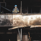 Rescatistas ucranianos trabajan en un edificio alcanzado por un misil en Zaporizhzhia. ARSEN DZODZAIEV