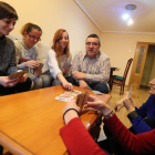 Un momento de relax y diversión en el piso de Ponferrada, con Iván y Tamara. ANA F. BARREDO