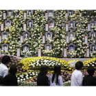 Estudiantes que sobrevivieron al naufragio del 'Sewol' rinden tributo a sus compañeros fallecidos, en el memorial de Ansan, este miércoles.