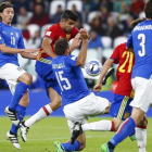 Diego Costa rodeado de contrarios durante el Italia-España del jueves pasado.