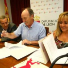 Darío Martínez, el alcalde de Folgoso, José Manuel Otero, e Isabel Carrasco, en la firma.
