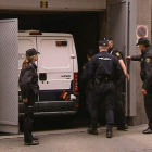Un furgón trasladó ayer al detenido a la Audiencia Nacional.
