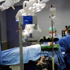 Varios cirujanos operan a un paciente en uno de los quirófanos de la ciudad.