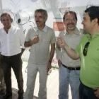 Imanol Arias entre José Moro y Julio Herrero, bromea con el alcalde de Cubillos, a la derecha