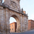 Puerta del monasterio de San Benito, con el antiguo cuartel al fondo.